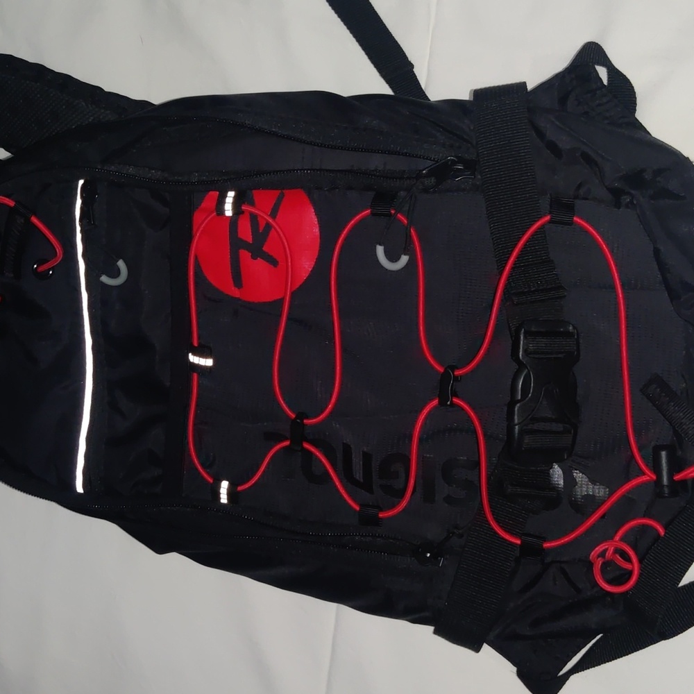 Red and black rossignol